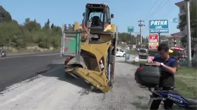 Bartın'da Kamyon Kasasındaki İş Makinesi Üst Geçide Çarptı