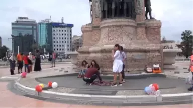 Taksim Meydanı'ndaki Evlilik Teklifi Renkli Görüntüler Oluşturdu