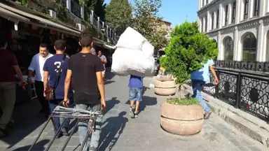 Yaşıtları Okula Giderken Sokaklarda Çalışan Küçük İşçiler Yürek Burktu