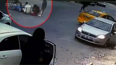 Motosikletli Çift Yaşlı Kadına Çarptı, O Anlar Kameraya Böyle Yansıdı