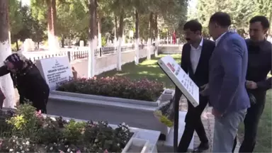 Şehidin Mezarına Memleketinden Getirilen Toprak Bırakıldı