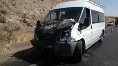 Adıyaman Kahta'da Servis Minibüsü ile Çarpışan Otomobilin Sürücüsü Öldü