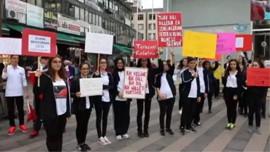 Lise Öğrencilerinden Türkçe Tabela Kullanan Esnafa Teşekkür Belgesi