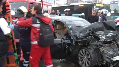 Lüks Otomobil Yolcu Otobüsüne Arkadan Çarptı: 2 Yaralı