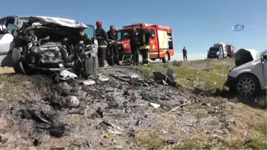 İki Otomobil Kafa Kafaya Çarpıştı: 2 Ölü, 1 Yaralı