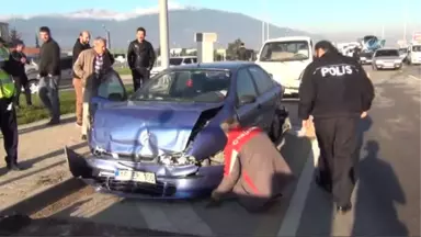 Kaza ve Yaralıları Bırakıp, Hastane Önünde Birbirlerine Girdiler