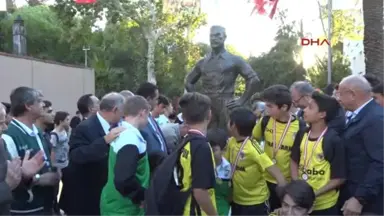 İzmir Futbolun İlk Oynandığı Yere Heykel Dikildi