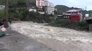 Artvin'de Şiddetli Yağış Etkili Oldu... Karayolu Sular Altında Kaldı