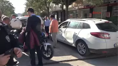 Kocaeli Tramvay Yola Giren Otomobile Çarptı