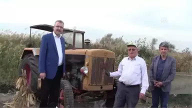 50 Yıldır 1950 Model Traktörle Tarlasını Süren Çiftçiye Plaket