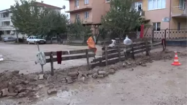 Belediyeye Kızdı, Sokak Olarak Kullanılan Arsasını Trafiğe Kapattı