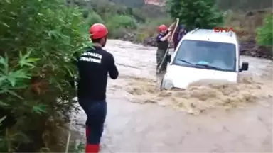 Antalya Dereye Uçtukları Araçtan İtfaiye Kurtardı