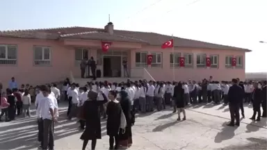 Kızılay, Modacı Hakan Akkaya'nın Desteğiyle İhtiyaç Sahibi Öğrencilere Yardım Yaptı