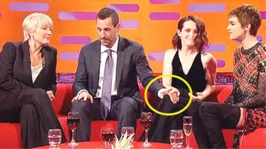 Ünlü Aktör Adam Sandler'ın Elini Kadın Oyuncunun Dizine Koyması Tartışma Yarattı