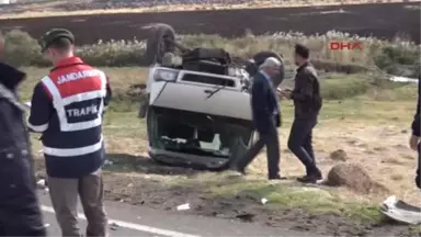 Şanlıurfa Siverek'te, Otomobil ile Minibüs Çarpıştı: 5 Yaralı