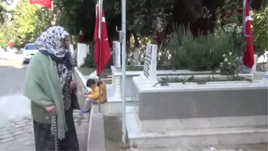 Şehit Polis Annesi Kaygılanmasın Diye 