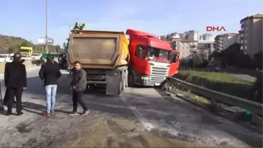 Kartal'da Trafik Kazası: 3 Yaralı