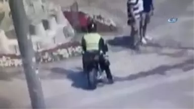 Polise Çarpıp Kaçan Motosiklet Sürücüsü Aranıyor