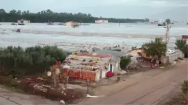 Şiddetli Yağış ve Fırtına Duvarları Yıktı, Araçları Devirdi