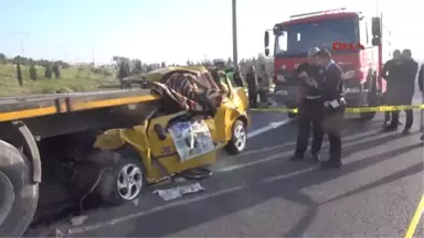 İzmir Tır'a Arkadan Çarpan Taksinin Şoförü Öldü