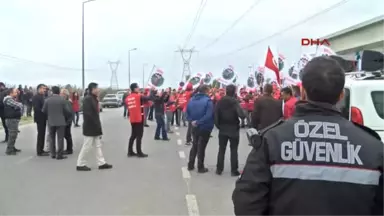 Kocaeli Fabrikanın İşçileri Çıkarmasına Tepki