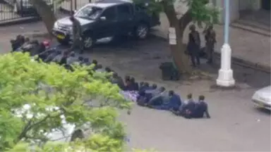 Zimbabve'de Darbenin Ardından Ses Getiren Kare! Yere Oturtulan Polislerin Başında Askerler Var