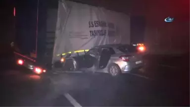 Otomobil Tırın Altına Girdi: 1 Kişi Öldü,1 Kişi Yaralandı