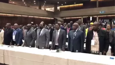 Mugabe'nin Parti Liderliğinden Alınmasını Dans Ederek Kutladılar