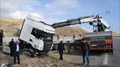 Tırlar Kaza Yaptı, Muzlar Yola Saçıldı