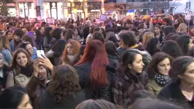 Yüzlerce Kadın, İstiklal Caddesi'nde Kadına Şiddeti Protesto Ediyor