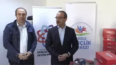 Vali Yavuz'dan Gençlere Hediye