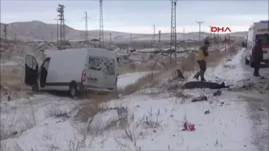 Bitlis Ahlat'ta Minibüs ile Otomobil Çarpıştı 1 Ölü, 2 Yaralı