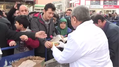 Sancaktepe'de Vatandaşlara 10 Ton Hamsi İkram Edildi