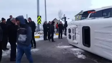 Konya-Öğrenci Servisi ile Yolcu Otobüsü Çarpıştı 18 Öğrenci Yaralı