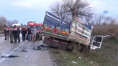 Kamyonet ile Otomobilin Çarpıştı: 3 Ölü, 4 Yaralı