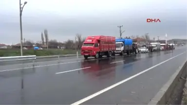 Edirne-Refüj İstemeyen Mahalleli Araçlarla Yol Kapattı