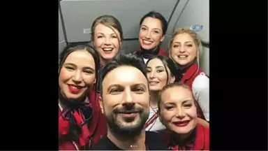 Tarkan'a Uçakta Yolculardan ve Hosteslerden Yoğun İlgi