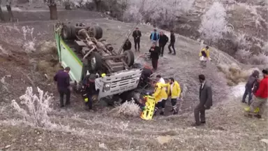 Devrilen Çöp Kamyonunda Sıkıştı