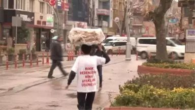 Hem Simit Satıyor Hem de Doğudaki Kardeşleri İçin Bot Topluyor