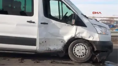 Kars'ta Yolcu Minibüsü ile Kamyonet Çarpıştı 3 Yaralı