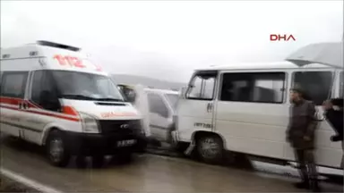 Ankara'da Öğrenci Servis Aracı Kaza Yaptı: 6'sı Öğrenci 13 Yaralı