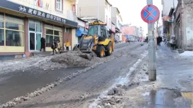 Ardahan Belediyesi Ekipleri Kar ve Buz Temizliğini Sürdürüyor