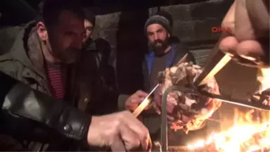 Kars Cağ Kebap Yiyip, Cirit Oynuyorlar