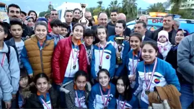 Şampiyon Voleybolcular Üstü Açık Otobüsle Şehir Turu Attı