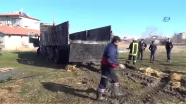 Afyonkarahisar'da Saman Yüklü Kamyon Alev Aldı