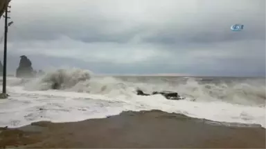 Şiddetli Fırtına Evlerini Yıktı... Mahsur Kalan Aile Kurtarıldı