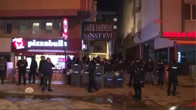 Oyun Yasaklandı, Polis Tiyatro Girişini Kapattı