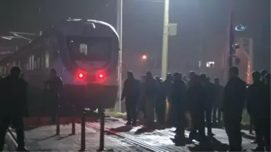 Yolcu Treni Motosiklete Çarptı: 2 Ölü