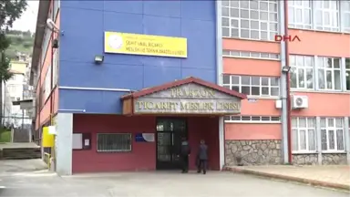 Trabzon'da Okulun Sınıf Kapıları Türk Bayrağı Motifi ile Boyandı