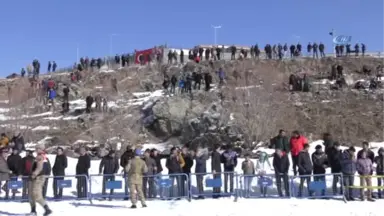 Buz Tutan Çıldır Gölü'nde 'Kış Şöleni' Renkli Görüntülere Sahne Oldu